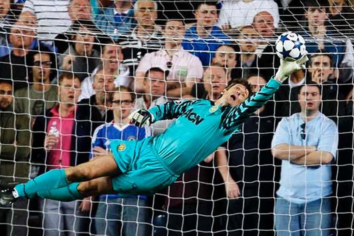 Kiper Manchester United, Edwin van der Sar, menyelamatkan gawangnya dari tendangan striker Chelsea, Didier Drogba, pada laga Liga Champions di Stadion Stamford Bridge, London, Inggris, Rabu (6/4). 