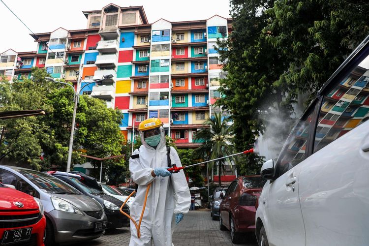 Petugas Palang Merah Indonesia (PMI) menyemprotkan disinfektan di Rumah Susun Benhill 2, Tanah Abang di Jakarta Pusat, Sabtu (4/4/2020). Penyemprotan disinfektan dalam rangka mitigasi pencegahan virus corona (COVID-19).