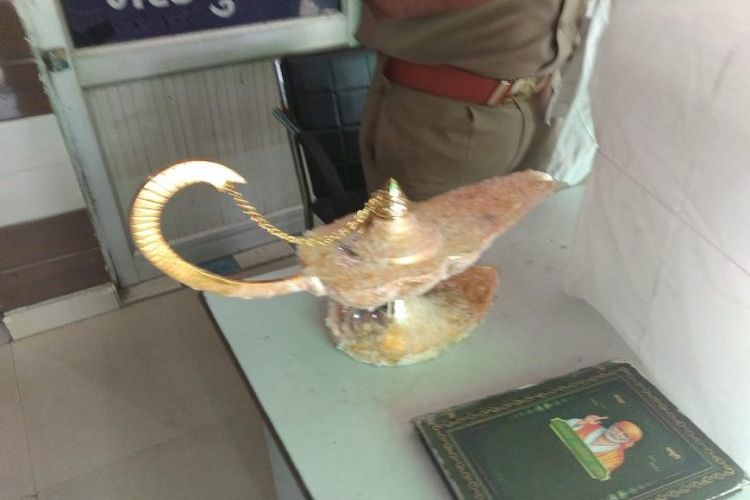 Polisi India menyita Lampu Aladdin yang digunakan untuk menipu korban penipuan