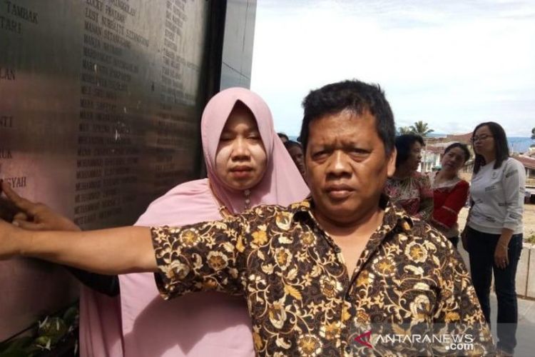 Hermanto dan isteri di monumen kapal tenggelam di Desa Tigaras, Simalungun .