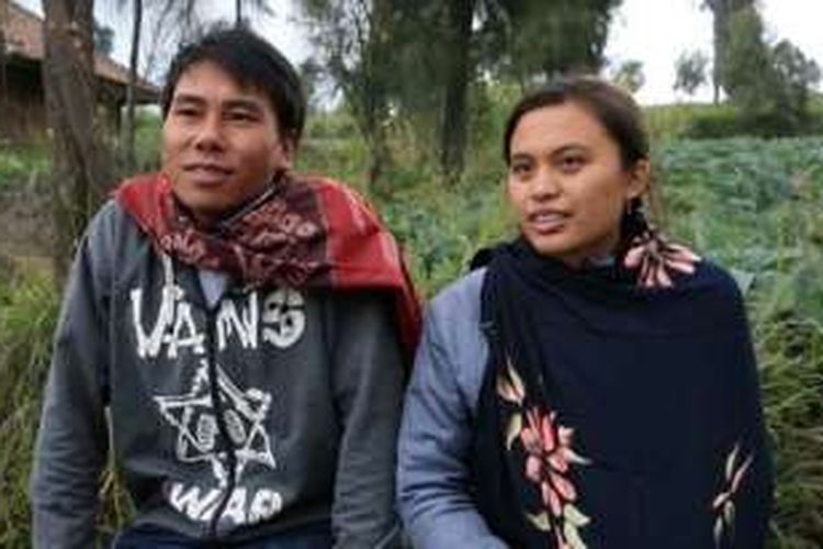 Yuharliana Eka Swastikawati (22) dan Aji Santo (25), warga Desa Ngadisari, Kecamatan Sukapura, Kabupaten Probolinggo, Jawa Timur, sepakat menikah setelah lulus SMA sesuai dengan aturan yang diterapkan oleh perangkat desanya.