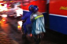 Polisi: Pengendara Sepeda Motor, Jangan Pakai Jas Hujan Jenis Ponco!