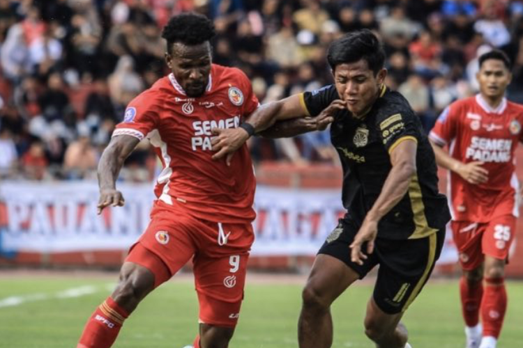 Momen perebutan bola dalam laga pekan kesembilan Super League 2025-2026 antara Semen Padang vs Bhayangkara FC di Stadion H. Agus Salim, Senin (20/10/2025).