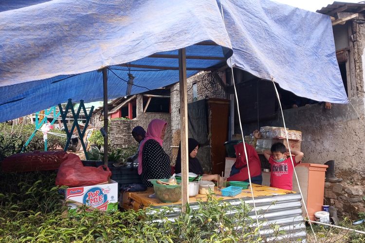 Sejumlah warga menyumbang tenaga untuk memasak jamuan makan (rewang) bagi para tamu undangan pernikahan besok, di lokasi pembongkaran, Kampung Naringgul, Desa Tugu Utara, Bogor, Jawa Barat, Rabu (4/9/2019).