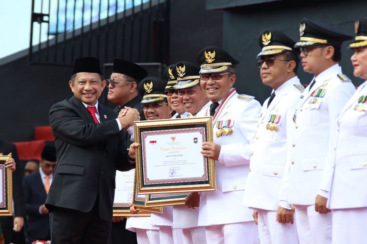 Mendagri Tito Karnavian saat memberikan penghargaan pada pemerintah daerah yang menjadi penyelenggara pemerintahan terbaik/