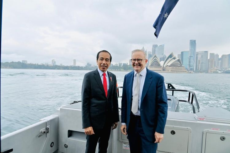 Momen saat Perdana Menteri Australia Anthony Albanese mengajak Presiden Joko Widodo naik kapal dari Dermaga Admiralty House menuju Dermaga Taronga Zoo Kota Sydney, Australia, Selasa (4/7/2023).