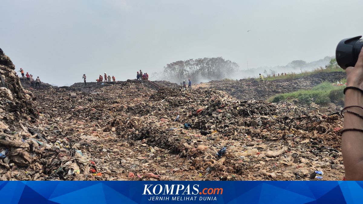 Bara Api Masih Menyala 30 Meter di Bawah TPA Jatiwaringin, Wamen LHK Ingatkan Risiko Ledakan