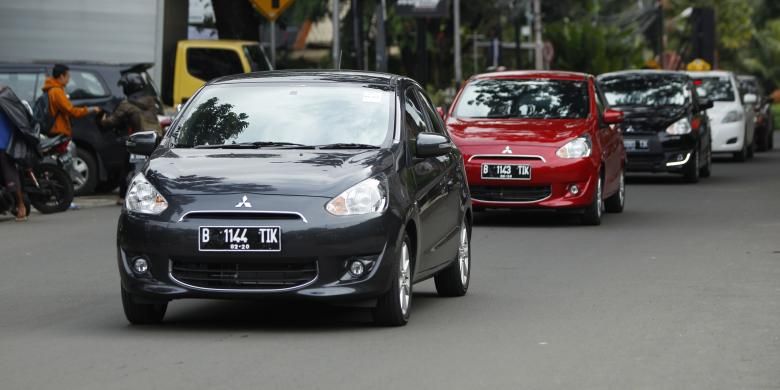 Mobil New Mitsubishi Mirage saat menjajal jalanan Jakarta di acara Drive and Ride bersama Kompasianer, Minggu (8/3/2015). Dalam acara ini sebanyak 24 kompasianer diberikan kesempatan untuk menjajal city car New Mitsubishi Mirage berkeliling Jakarta.