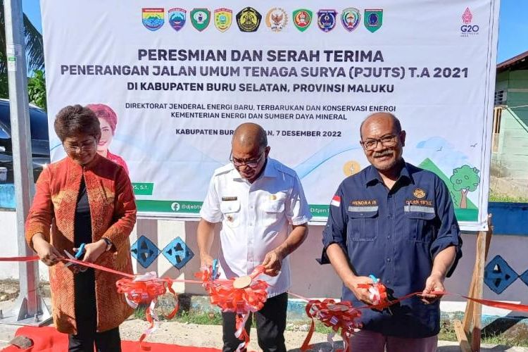 Peresmian program pemasangan penerangan jalan umum tenaga surya (PJUTS) di tujuh kabupaten Provinsi Maluku.