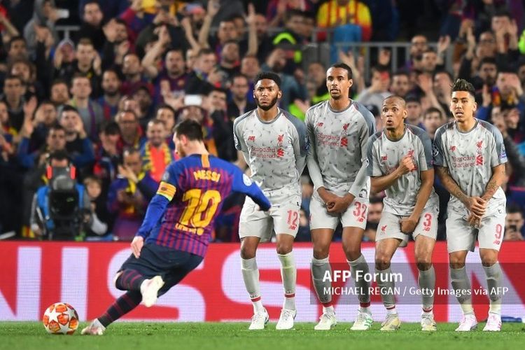 Tendangan bebas Lionel Messi dalam laga semifinal Liga Champions 2018-2019 antara Barcelona dan Liverpool.
