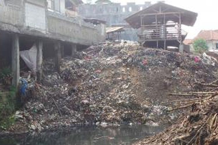 Gundukan sampah di Kali Cipinang di RT 03 RW 01 Kelurahan Rambutan, Kecamatan Ciracas, Jakarta Timur. Sampah ini menutupi aliran kali dan membentuk gundukan setinggi sekitar 6 meter, Senin (14/9/2015).