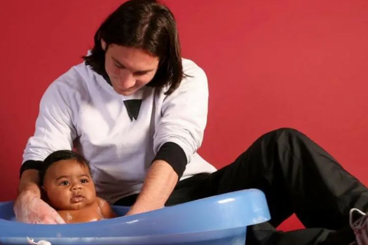 Cerita di Balik Foto Messi Memandikan Yamal Saat Bayi, Fotografernya Nyaris Lupa
