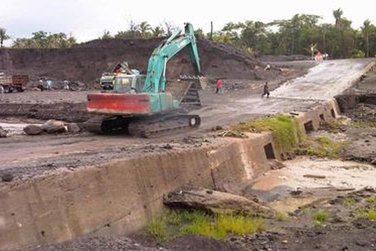 Hujan deras turun di lereng Gunung Merapi, Jumat (4/11/2011) lalu, membawa material lahar dingin dari hulu sungai.
