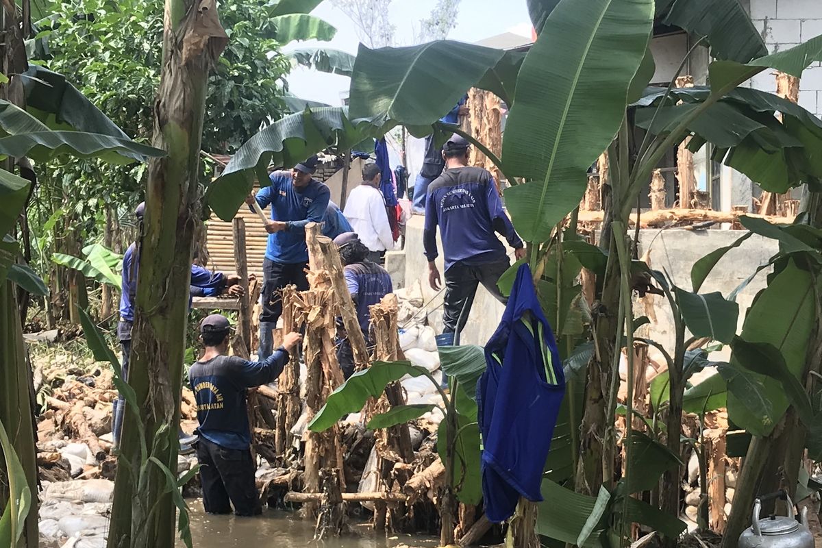 Tanggul Jatipadang yang jebol dan mengakibatkan banjir di RT 003 RW 006 Kelurahan Jatipadang, Minggu (31/3/2019) sedang dibenahi sementara oleh petugas Sudin SDA Jakarta Selatan. 