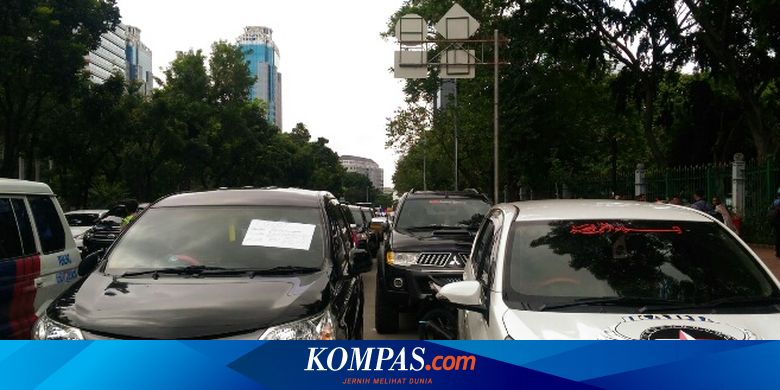  Mobil  Taksi Online Diparkir di Jalan  Ruas Medan  Merdeka 