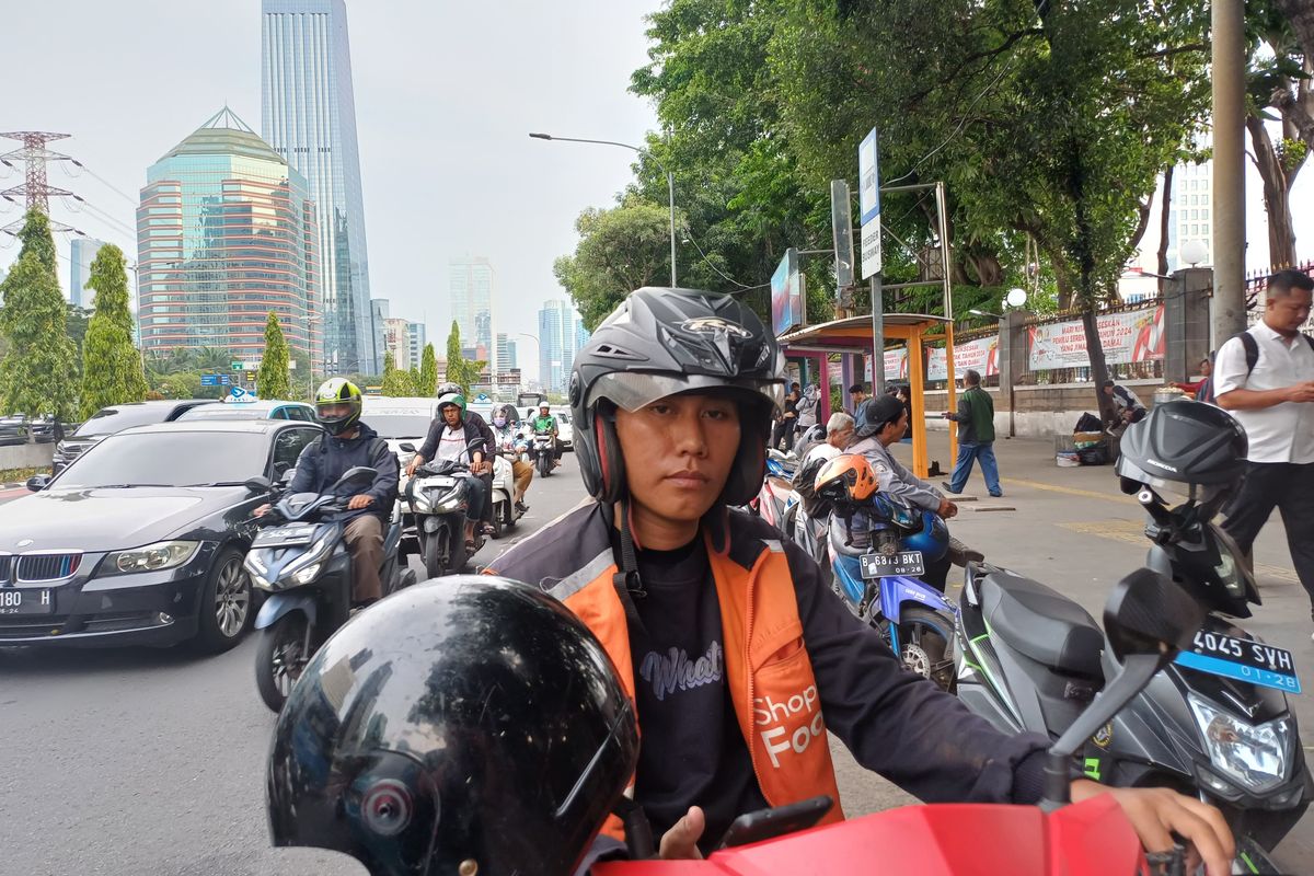 Ari (30), salah satu driver Ojol di Jakarta