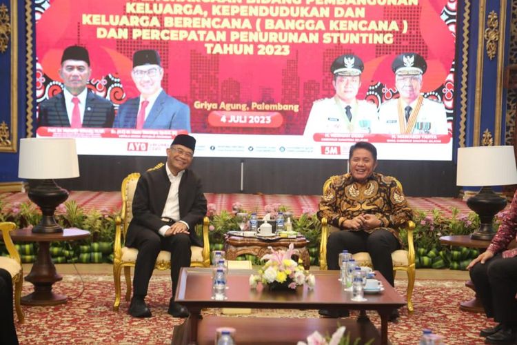 Menteri Koordinator Bidang Pembangunan Manusia dan Kebudayaan (Menko PMK) Muhadjir Effendy bersama Gubernur Sumatera Selatan (Sumsel) dalam  acara Gala Dinner dan Penganugerahan Tanda Penghargaan Bidang Bangga Kencana dan Percepatan Penurunan Stunting Tahun 2023 di Griya Agung Palembang, Selasa (4/72023).
