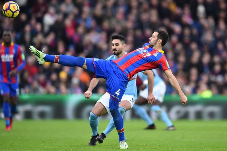 Luka Milivojevic dan Ilkay Guendogan berebut bola pada pertandingan Premier League antara Crystal Palace dan Manchester City di Selhurst Park, Minggu (31/12/2017).