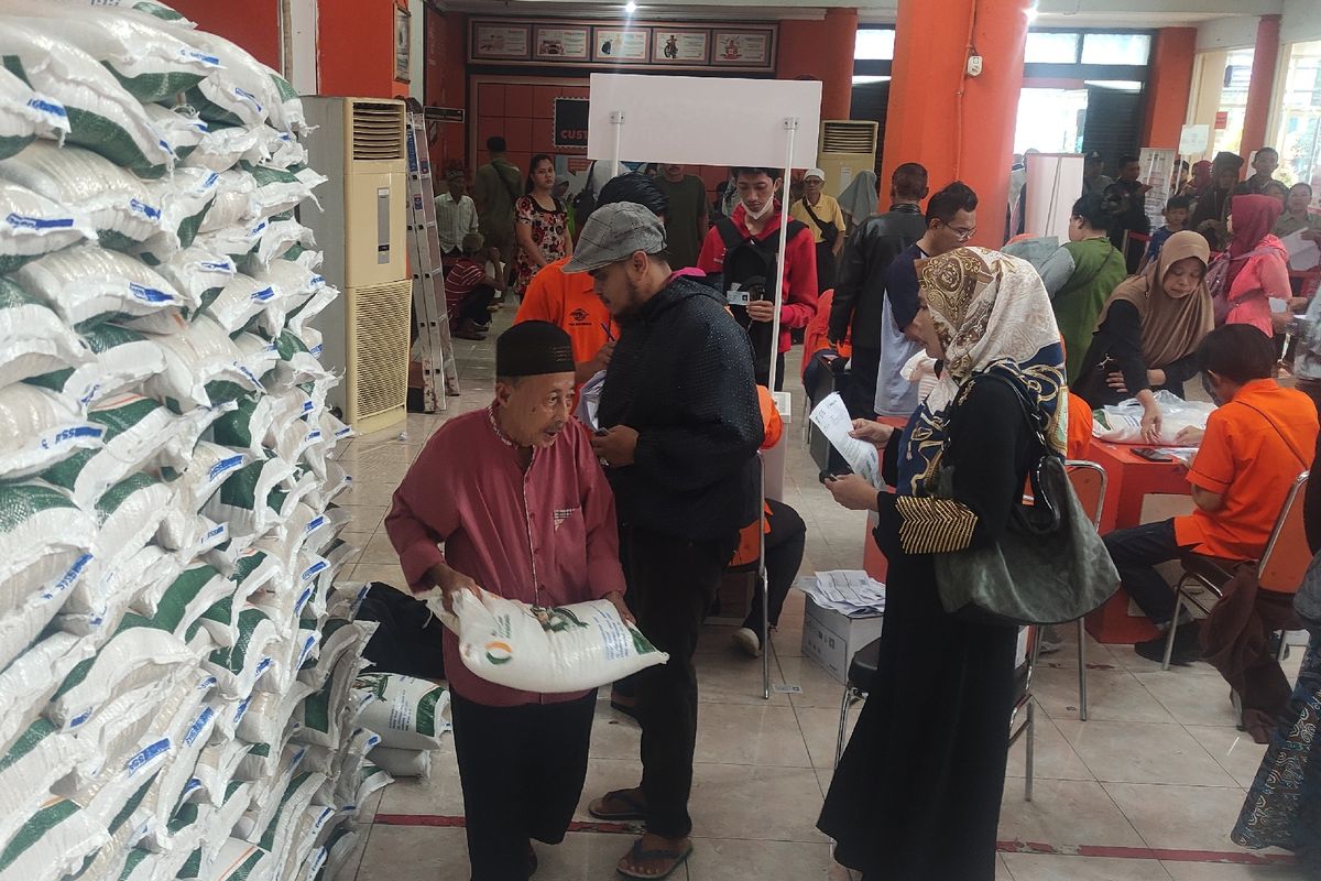 Sejumlah warga Kota Bogor, Jawa Barat, sedang mengantre mendapatkan bantuan sosial (bansos) beras 10 kilogram yang disalurkan Kantor Pos Bogor, Rabu (13/3/2024).