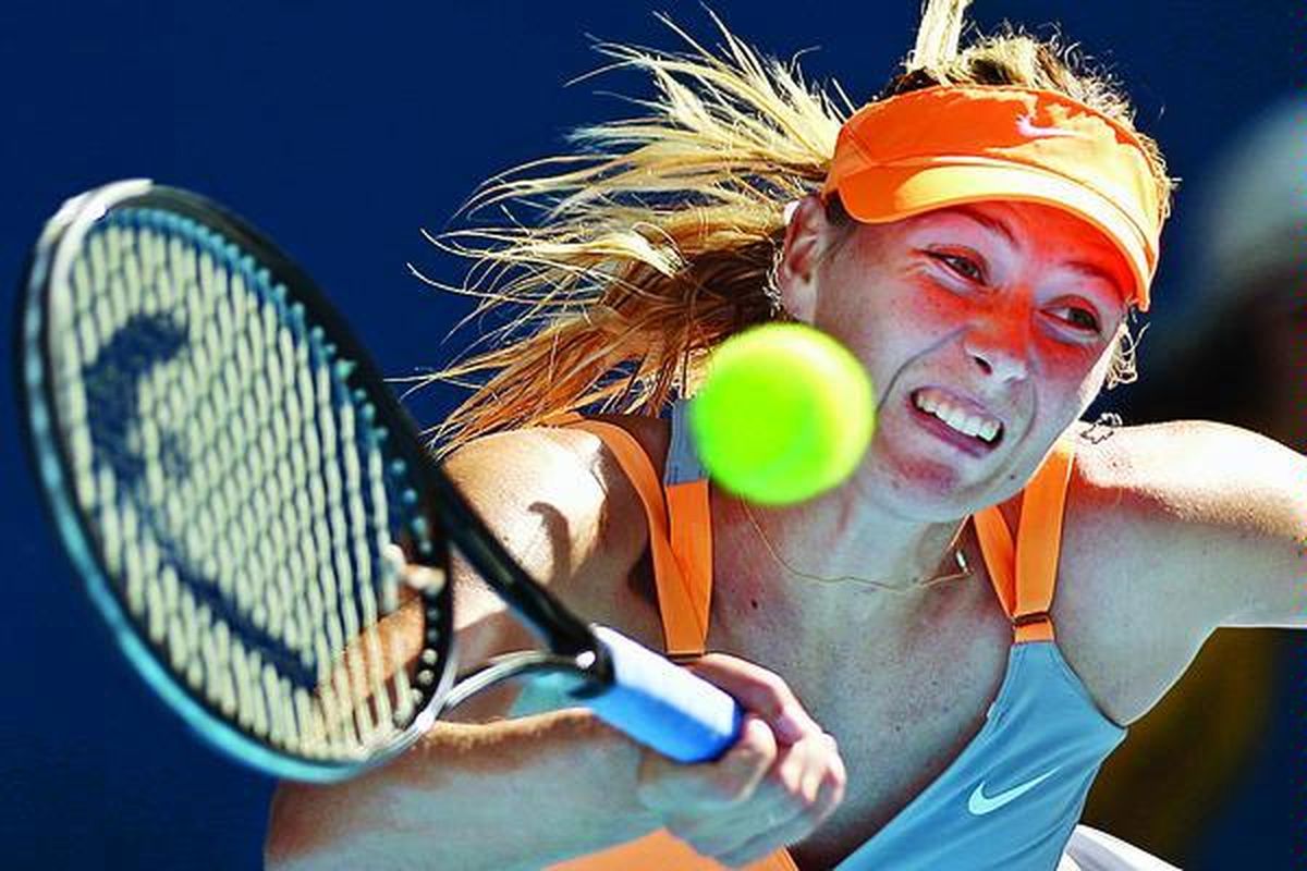 Petenis cantik Rusia, Maria Sharapova, mengerahkan tenaganya untuk mengembalikan bola saat bertanding melawan petenis Jerman, Julia Goerges, pada turnamen Australia Terbuka di Melbourne, Australia, Jumat (21/1).