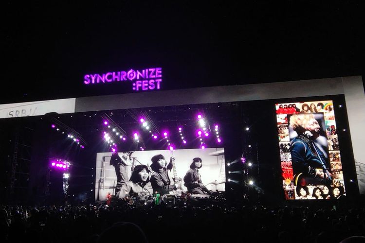 Band legendaris Dara Puspita tampil di panggung Synchronize Fest 2022 yang digelar di Gambir Expo, Kemayoran, Jakarta Pusat, Sabtu (8/10/2022).