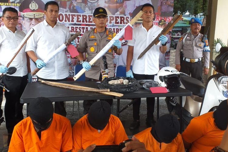 Polresta pekanbaru menangkap empat pelaku geng motor yang mengeroyok dan menikam tiga anggota Polda Riau 