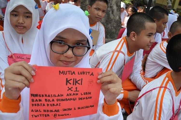 Walaupun sekarang masih belajar dari rumah, peserta didik baru tetap perlu difasilitasi secara daring untuk mengenali sekolah barunya sehingga menjadi kenal dan bangga dengan sekolah pilihannya.