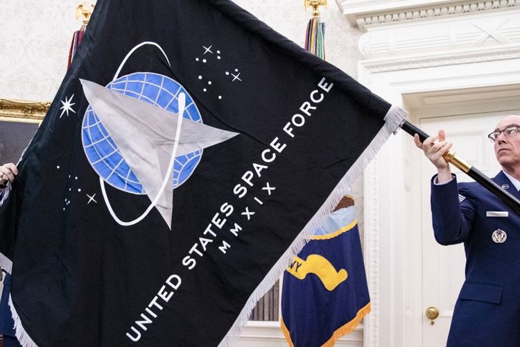 Bendera US Space Force di Gedung Putih (15/5/2020).