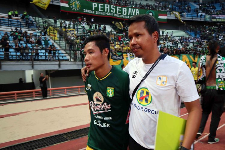 Pemain Barito Putera, Evan Dimas (kiri) bertukar jersey dengan remain Persebaya Surabaya, Misbakhus Solikin seusai laga tunda Pekan 4 Liga 1 2019 yang berakhir dengan skor 2-2 di Stadion Gelora Bung Tomo Surabaya, Jawa Timur, Selasa (09/07/2019).