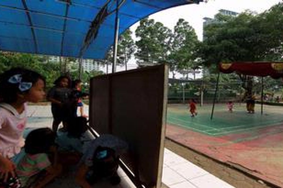 Anak-anak bermain di tenda yang akan digunakan untuk pencoblosan di TPS 7 Kelurahan Kebon Melati, Tanah Abang, Jakarta Pusat, Selasa (10/7/2012). Pemilih diharapkan aktif dan kritis dalam memilih kepala daerahnya karena menentukan nasib kota Jakarta selama lima tahun ke depan. 