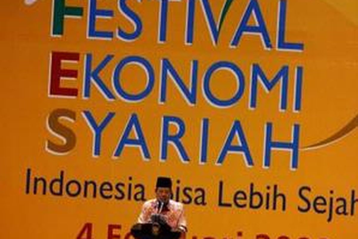 Presiden Susilo Bambang Yudhoyono memberikan sambutan saat pembukaan Festival Ekonomi Syariah di Balai Sidang Jakarta, Rabu (4/2). Festival yang diisi dengan pameran perbankan diikuti 14 bank umum syariah atau unit usaha syariah, empat BPR syariah dan beberapa lembaga keuangan non syariah berlangsung hingga Minggu (8/2) mendatang.