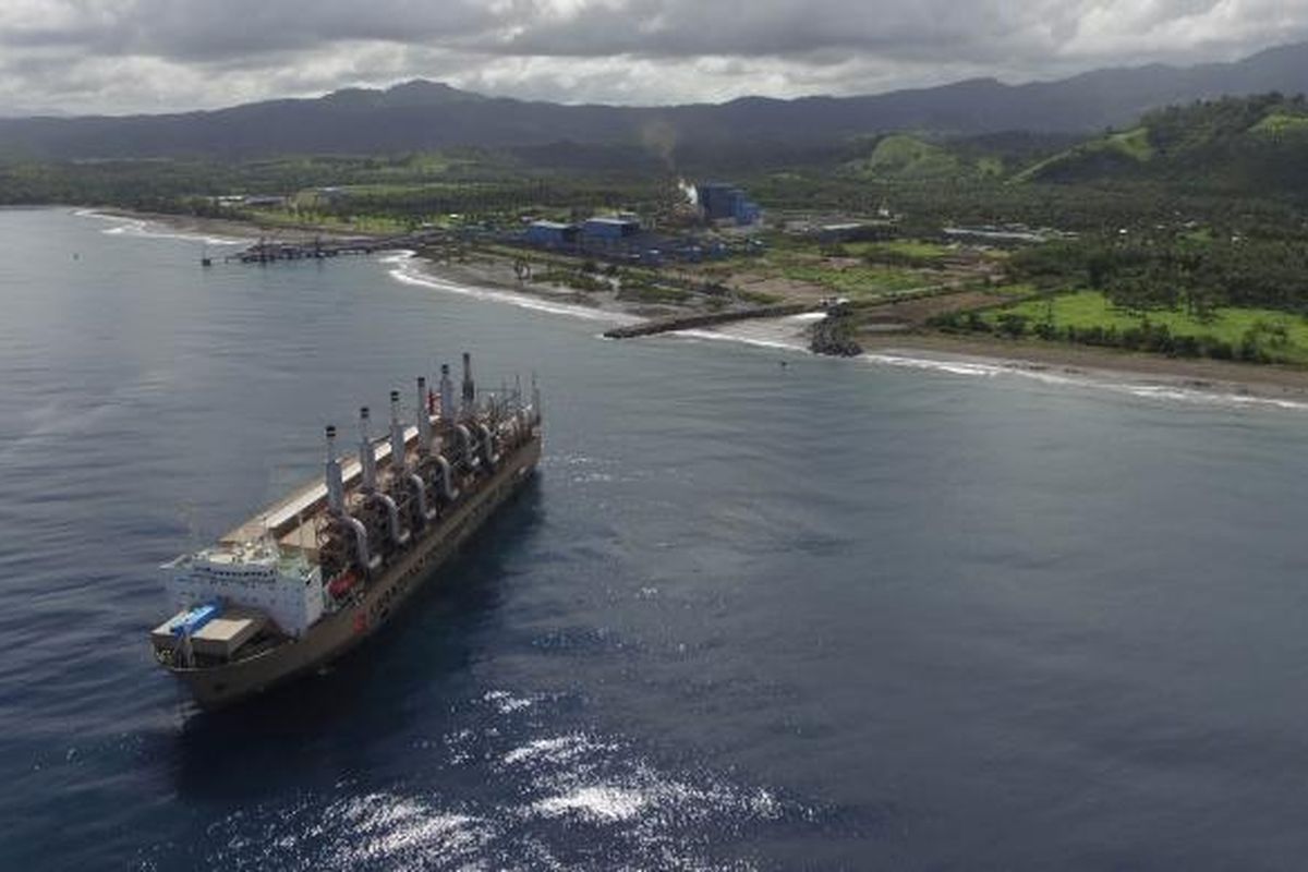 Kapal Pembangkit Listrik Marine Vessel Power Plant  Karadeniz  Zeynep Sultan sedang berlayar.