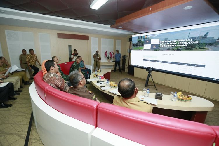 Wali Kota Semarang Hendrar Prihadi meresmikan situation room di Jalan Pemuda, Kota Semarang, Senin (19/2/2018)