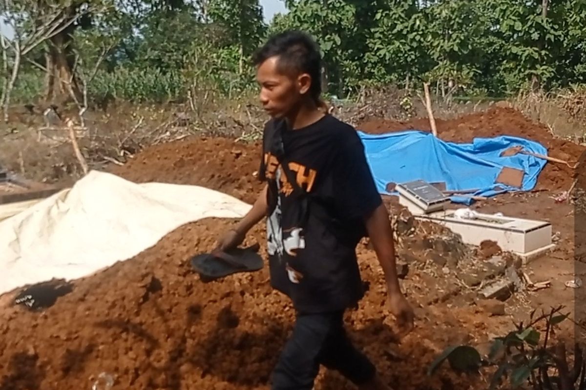 Warga Desa Pragak, Kabupaten Magetan telah menyiapkan 4 Liang lahat bagi korban meninggal dunia akibat longsor di Jalan Kendedes, Ubung Kaja, Denpasar pada Senin (20/1/2025) pagi sekitar pukul 07.00 Wita. Keempat korban dipastikan warga Kabupaten Magetan, Jawa Timur.