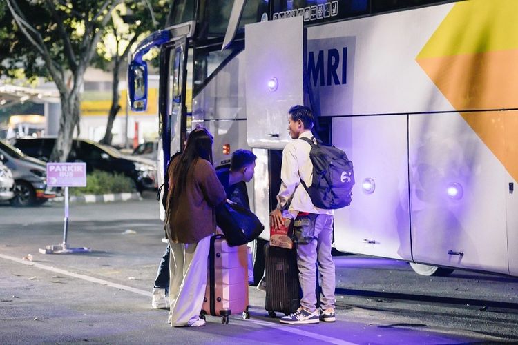 Ilustrasi penumpang bus DAMRI