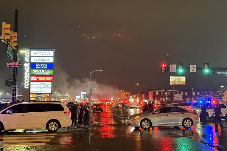 Asap membubung setelah insiden pesawat jatuh dan meledak di permukiman Philadelphia timur laut, Negara Bagian Pennsylvania, Jumat (31/1/2025) malam waktu setempat.