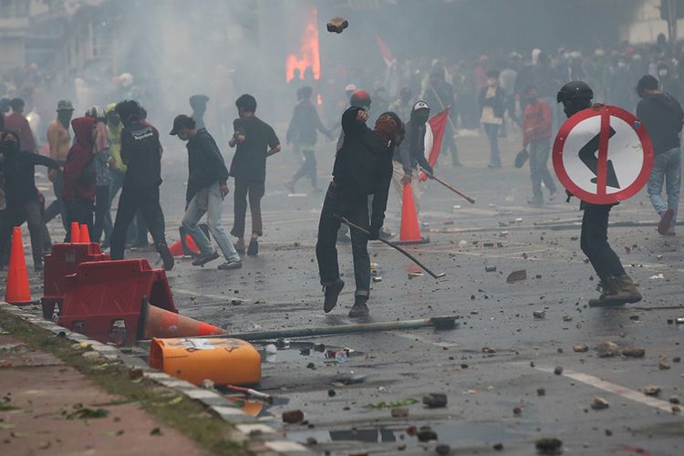 Sejumlah fasilitas umum mengalami kerusakan imbas kericuhan yang terjadi saat demonstrasi menolak UU Cipta Kerja di kawasan Istana Negara, Jakarta, Kamis (8/10/2020). Beberapa fasilitas umum seperti trotoar, rambu lalu lintas, hingga pembatas jalan (road water barrier) terpantau banyak dirusak massa selama ricuh demo berlangsung.