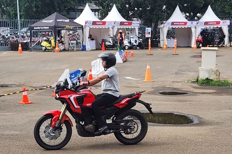 Puluhan motor bisa dicoba di IIMS 2026, mulai dari Honda, Yamaha, Royal Enfield, hingga motor listrik di area test ride.