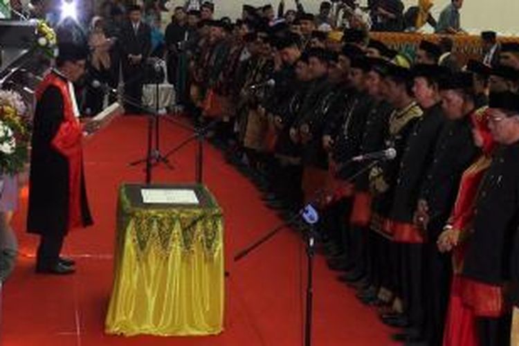 Ketua Pengadilan Tinggi Aceh melantik 81 Anggota DPRA yang terpilih pada pemilu legislatif yang lalu, di Gedung Dewan, Selasa (30/9/2014). ***** K12-11