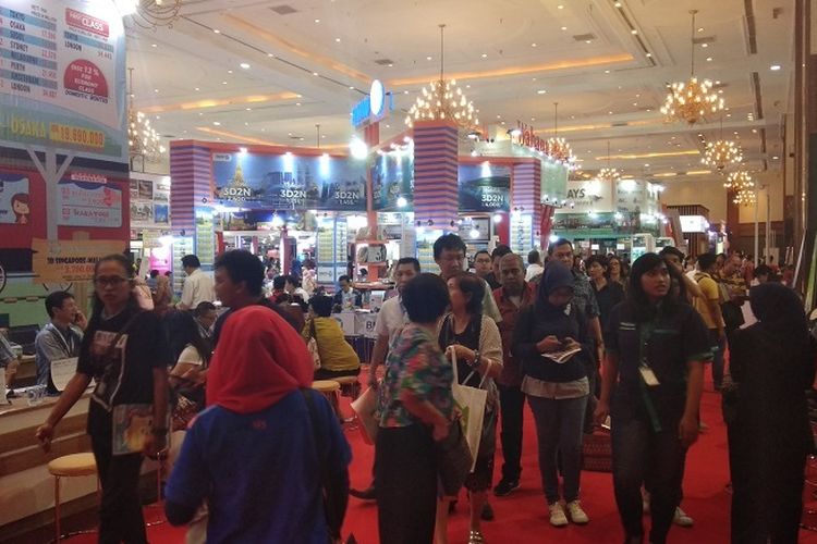 Pengunjung  di area stan travel agent Garuda Indonesia Travel Fair 2017 Fase 2, Jakarta Convention Center, Jakarta, Jumat (22/9/2017).