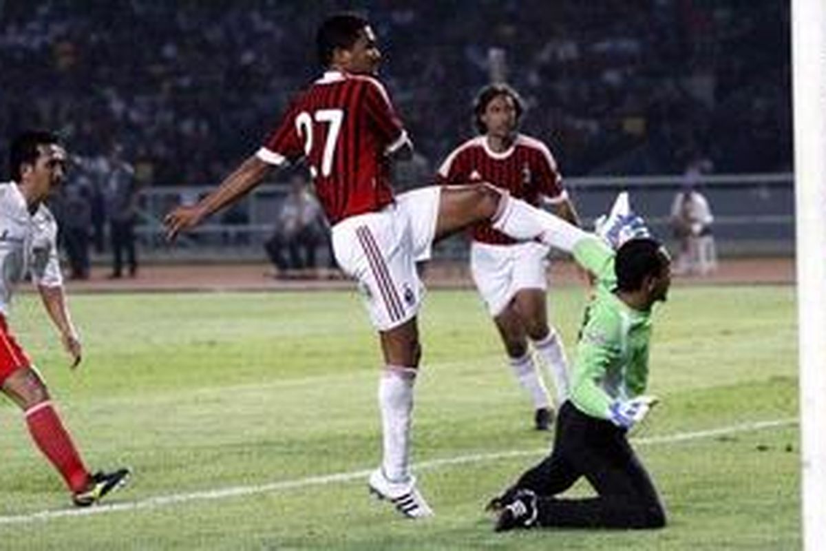 Penyerang tim AC Milan legendaris, Serginho (tengah), mencetak gol ke gawang Hendro Kartiko (kanan), dalam pertandingan yang digelar di Stadion Utama Gelora Bung Karno, Minggu (4/9/2011). AC Milan legendaris bertanding melawan Timnas Indonesia legendaris dalam sebuah partai persahabatan.