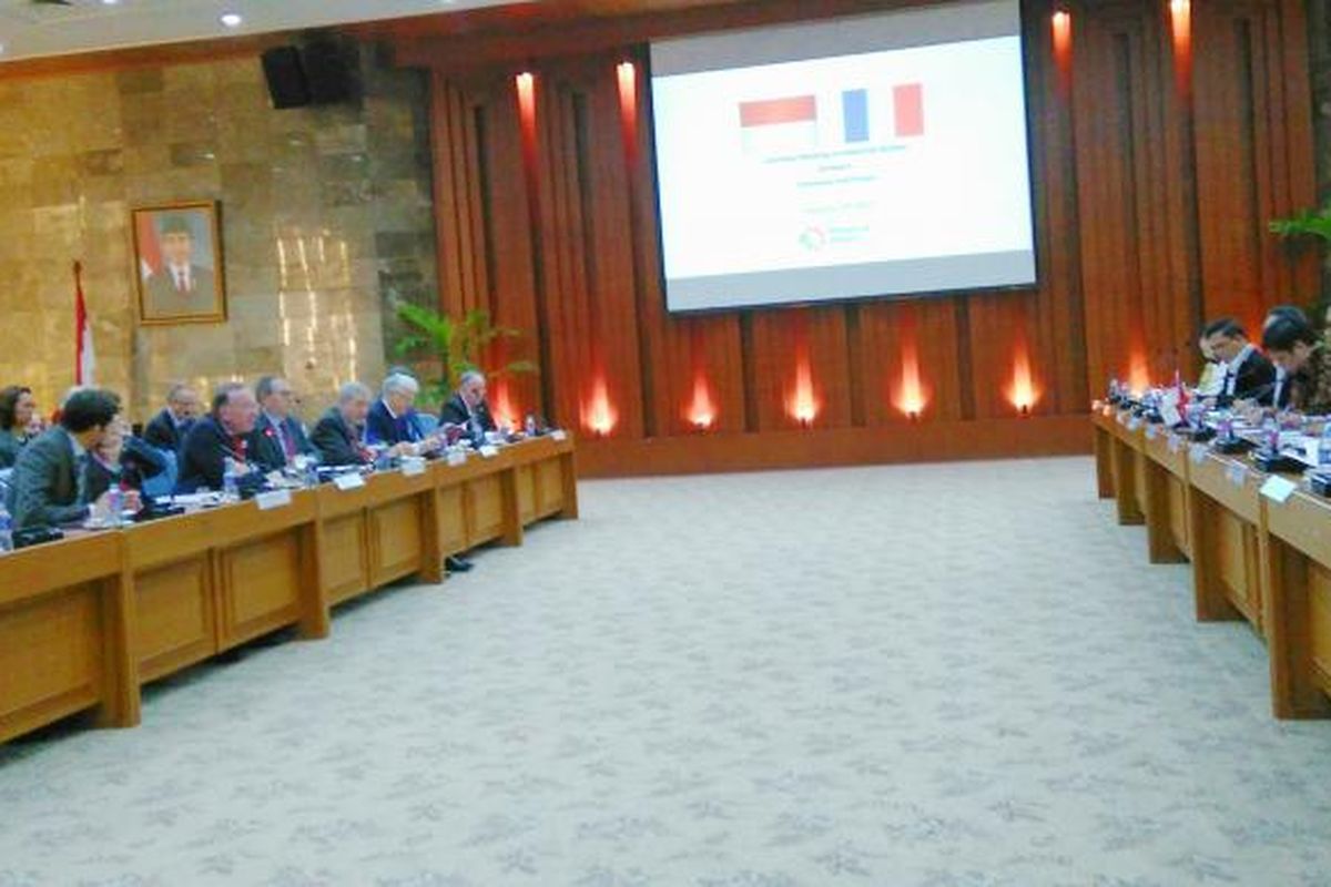 Pertemuan Menperin Airlangga Hartarto dengan Duta Besar Republik Prancis untuk Indonesia Jean Charles beserta sejumlah investor asal Prancis di Kemenperin, Jakarta, Senin (20/2/2017).