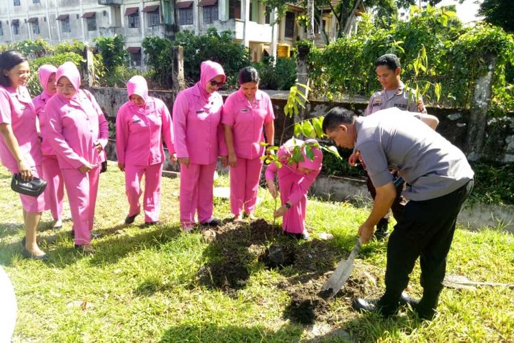 Kapolsek Mimika Baru Kompol Sarraju ketika menanam pohon buah matoa, Kamis (9/1/2020)