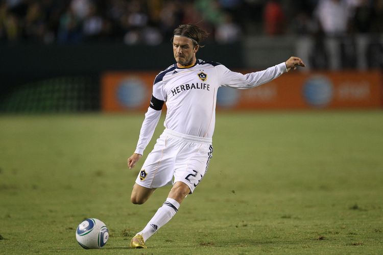 David Beckham (Los Angeles Galaxy) saat melakukan tendangan bebas melawan Colorado Rapids di The Home Depot Center pada tanggal 9 September 2011 di Carson, California. 