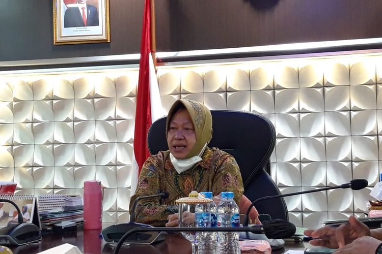 Menteri Sosial (Mensos) Tri Rismaharini dalam konferensi pers di Kantor Kementerian Sosial (Kemensos) di Jalan Salemba Raya, Jakarta, Kamis (2/12/2021).