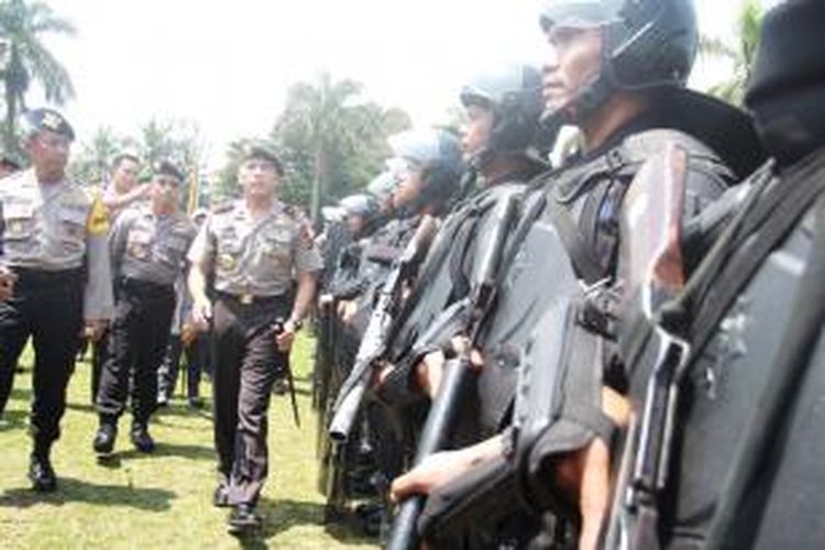 Kepala Kepolisian Daerah Jawa Barat, Inspektur Jendral (Irjen) M. Iriawan, saat mengecek persiapan pasukan pengaman jelang pengumuman putusan MK, di Lapangan Tegar Beriman, Komplek Pemda Kabupaten Bogor, Senin (18/8/2014). K97-14