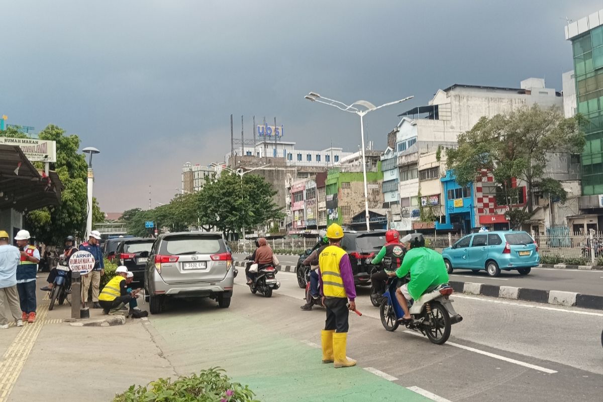 Kondisi Jalan Kramat Raya 21 yang sempat viral karena kotor dengan tanah dan berdebu akibat terdampak pembangunan hunian dipantau pada Senin (6/3/2026)