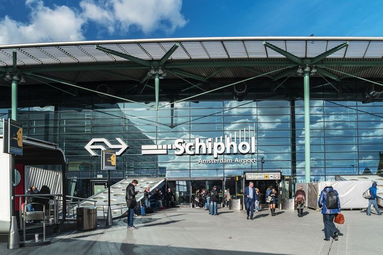 Bandara Schiphol di Amsterdam, Belanda akan membatasi jumlah penerbangan pada 2023 demi membantu mengurangi masalah perubahan iklim.