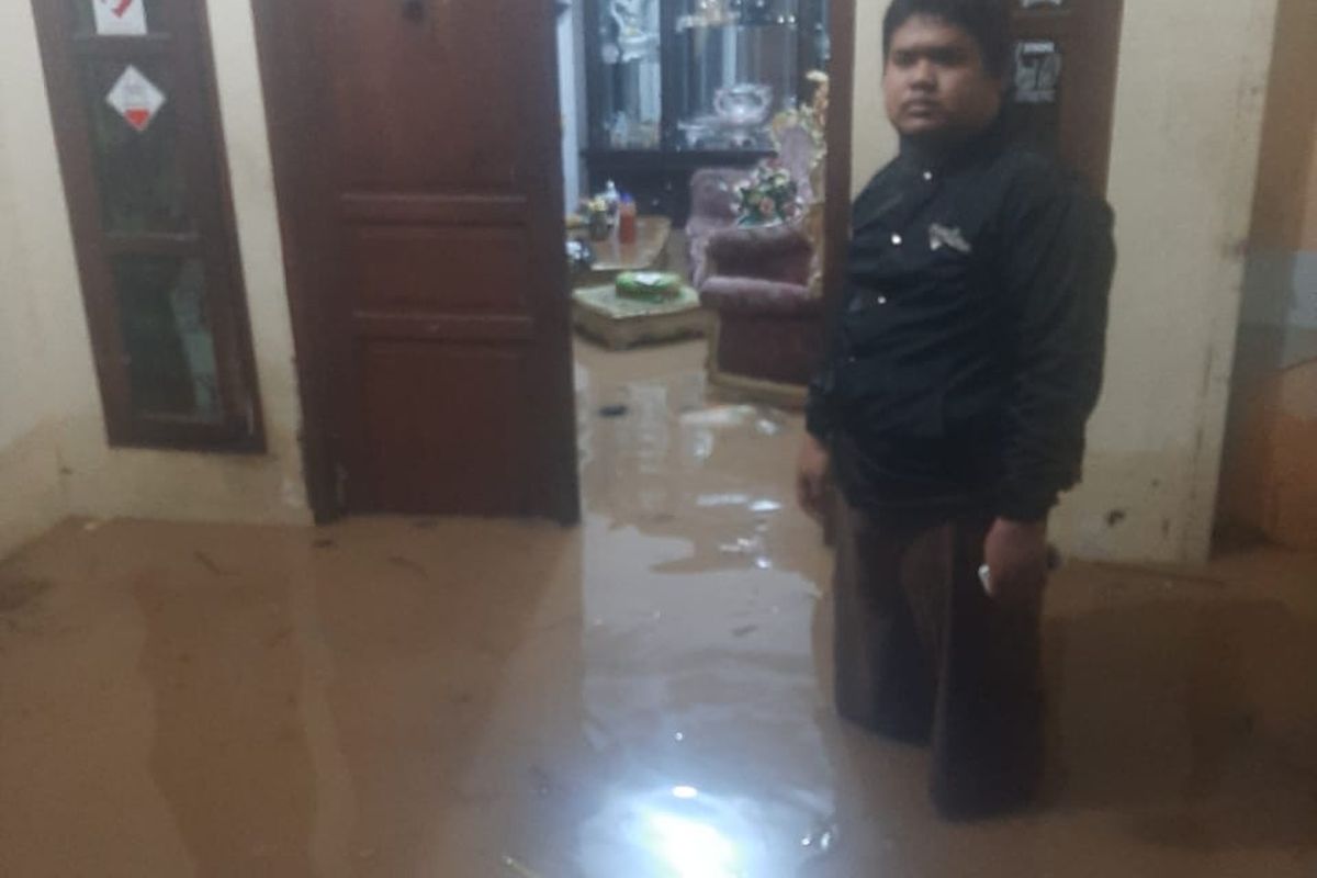 Tanggul Kali Baru di wilayah Kramatjati, Jakarta Timur, jebol pada Minggu (7/11/2021) malam. Sejumlah rumah di Kelurahan Tengah terendam.