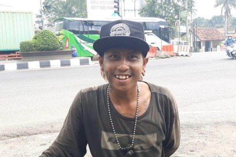 Yusuf (19  tahun), pengenda vespa ektrim saat ditemui Wartakotalive.com di Tanjung Pura, Karawang, Rabu (27/4/2022). Ia mengaku hendak mudik lebaran dari Sabang, Aceh ke Malang, Jawa Timur.